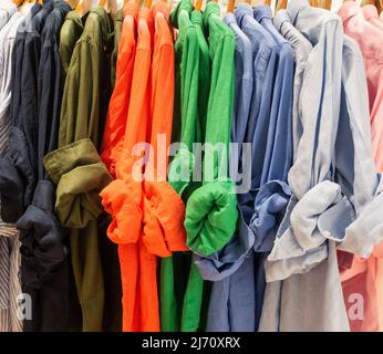 Camicie colorate in mostra nel grande magazzino. Foto Stock