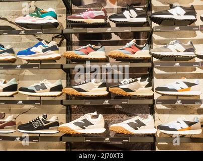 Nuove scarpe da ginnastica Balance, scarpe da training, calzature espositore  nel negozio sportivo Foto stock - Alamy