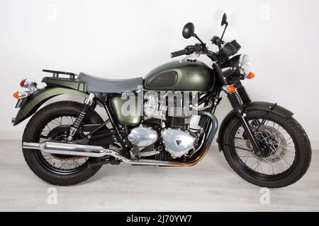 Bordeaux , Aquitaine Francia - 04 26 2022 : Triumph T100 verde moto militare edizione limitata steve mcqueen Foto Stock