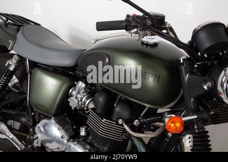 Bordeaux , Aquitaine Francia - 04 26 2022 : Triumph T100 edizione limitata militare steve mcqueen moto retrò Foto Stock