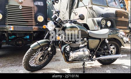 Bordeaux , Aquitaine France - 04 26 2022 : colore trionfo kaki con marchio di testo e logo british moto Foto Stock