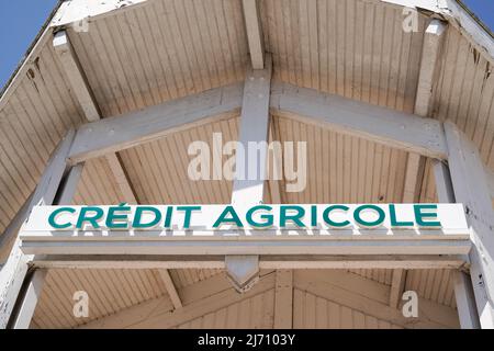 Bordeaux , Aquitaine France - 04 24 2022 : carta di credito agricola firma testo e logo marchio su banca francese Foto Stock