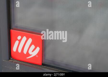 Bordeaux , Aquitaine Francia - 04 24 2022 : Illy coffee shop red sign logo cafe Italian coffee makers text brand on winds entrance Foto Stock