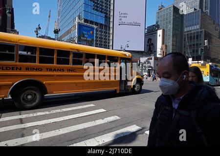 Autobus scuola giallo che passa per le strade di Manhattan a New York City Foto Stock