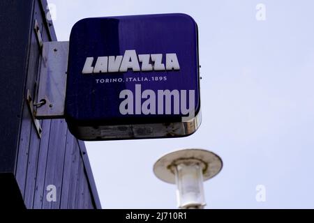 Bordeaux , Aquitaine Francia - 04 24 2022 : marchio e cartello con il logo Lavazza sulla parete caffetteria pubblicità facciata pub bar ristorante Foto Stock