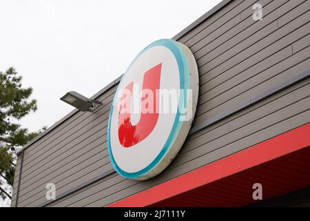 Bordeaux , Aquitaine Francia - 04 24 2022 : marchio di logo Super U e di testo per il supermercato francese Foto Stock