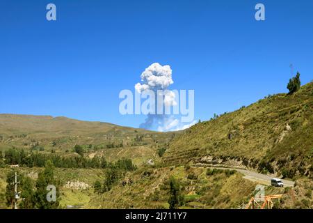 L'eruzione del vulcano Sabancaya nel 2018 Vista dall'Altiplano peruviano nella Regione di Arequipa, Perù, Sud America Foto Stock