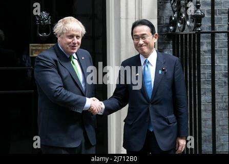 Londra, Regno Unito. 5th maggio 2022. Il primo Ministro Boris Johnson dà il benvenuto al primo Ministro giapponese Fumio Kishida a Downing Street, Londra. Dove firmeranno un nuovo accordo di difesa, il ricevimento di benvenuto comprendeva un flypassato RAF da due jet Typhoon e un Voyager. 5th maggio 2022 Credit: Martin Evans/Alamy Live News Foto Stock