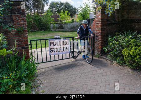 Londra UK, 5 maggio 2022. Un uomo lascia una stazione di voto con la sua bicicletta a Wimbledon elettori dopo aver votato nelle elezioni locali come gli elettori vanno ai sondaggi in Inghilterra Galles e Scozia per eleggere i consigli locali che è visto come un referendum sul primo ministro Boris Johnson e il conservatore.s Credit. amer Ghazzal/Alamy Notizie dal vivo Foto Stock