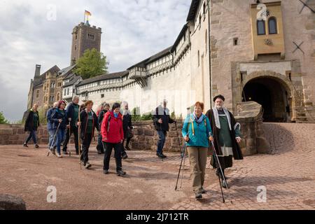 05 maggio 2022, Turingia, Eisenach: I pellegrini partono dal Castello di Wartburg all'inizio del percorso di pellegrinaggio da Eisenach a Wittenberg per celebrare l'anniversario dei '500 anni di traduzione della Bibbia'. L'arrivo dei primi pellegrini a Wittenberg è previsto per il 19 maggio 2022. Foto: Michael Reichel/dpa Foto Stock