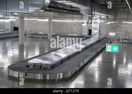 05 maggio 2022, Hessen, Francoforte sul meno: Le cinture bagagli presso il molo G del terminal 3 dell'aeroporto di Francoforte sono ancora inutilizzate. La messa in funzione dell'intero Terminal 3 è prevista per il 2026. Foto: Boris Roessler/dpa Foto Stock