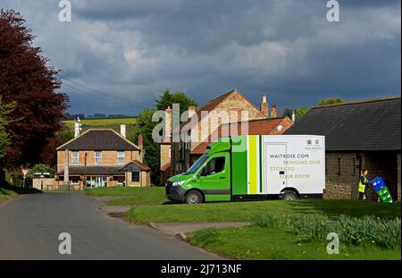 Waitrose consegna furgone nel villaggio di Hotham, Yorkshire orientale, Inghilterra Regno Unito Foto Stock