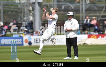 Hove UK 5th maggio 2022 - Blake Cullen bowling per Middlesex contro Sussex il primo giorno della loro partita LV= Insurance County Championship al Central County Ground 1st a Hove . : Credit Simon Dack / Alamy Live News Foto Stock