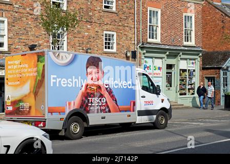 Furgone di consegna Tesco a Market Weighton, East Yorkshire, Inghilterra Regno Unito Foto Stock