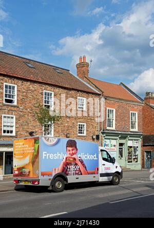 Furgone di consegna Tesco a Market Weighton, East Yorkshire, Inghilterra Regno Unito Foto Stock
