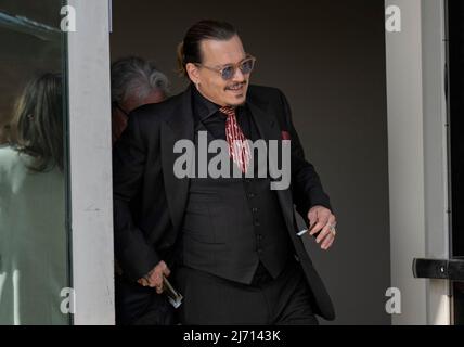 Johnny Depp sorride mentre si allontana dal tribunale della contea di Fairfax a Fairfax, Virginia, dopo il giorno 14 della sua causa di diffamazione contro la sua ex moglie, l'attrice Amber sentito, dopo che ha scritto un op-ed nel Washington Post nel 2018 che, senza nominare Depp, lo accusò di abuso domestico martedì, Maggio 3, 2022. Credito: Ron Sachs / CNP/Sipa USA (RESTRIZIONE: NESSUN giornale o giornale New York o New Jersey entro un raggio di 75 miglia da New York) Foto Stock