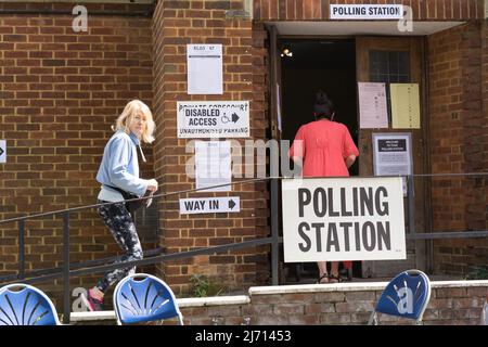 Londra UK, 5th maggio 2022. Gli elettori si vedono andare a sondaggi nel sud-est di Londra per eleggere consiglieri tra i 32 quartieri di Londra. Credit: Glosszoom/Alamy Live News Foto Stock