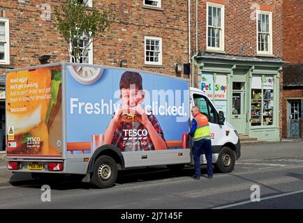 Furgone di consegna Tesco a Market Weighton, East Yorkshire, Inghilterra Regno Unito Foto Stock
