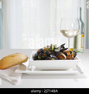 Cozze al vapore con vino bianco, aglio e prezzemolo Foto Stock