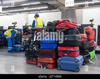 05 maggio 2022, Hessen, Francoforte sul meno: I dipendenti testano la movimentazione dei bagagli al molo G al terminal 3 dell'aeroporto di Francoforte. L'intero Terminal 3 è programmato per entrare in funzione nel 2026. Foto: Boris Roessler/dpa Foto Stock