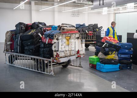 05 maggio 2022, Hessen, Francoforte sul meno: I dipendenti testano la movimentazione dei bagagli al molo G al terminal 3 dell'aeroporto di Francoforte. L'intero Terminal 3 è programmato per entrare in funzione nel 2026. Foto: Boris Roessler/dpa Foto Stock