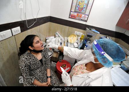 Gli studenti ricevono i test RT-PCR Covid-19 del coronavirus dagli operatori sanitari di Nuova Delhi, India, il 5 maggio 2022. New Delhi ha visto un aumento dei casi all'inizio di maggio. (Foto di Ravi Batra/Sipa USA) Foto Stock