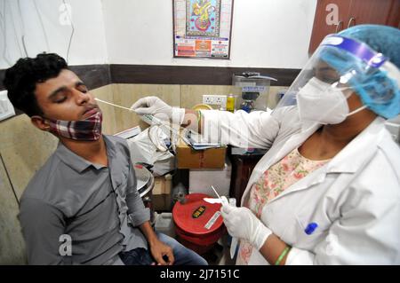 Gli studenti ricevono i test RT-PCR Covid-19 del coronavirus dagli operatori sanitari di Nuova Delhi, India, il 5 maggio 2022. New Delhi ha visto un aumento dei casi all'inizio di maggio. (Foto di Ravi Batra/Sipa USA) Foto Stock
