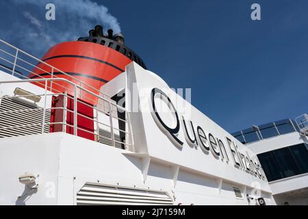 Primo piano del nome e famoso imbuto rosso dell'elegante nave da crociera Cunard, RMS Queen Elizabeth Foto Stock