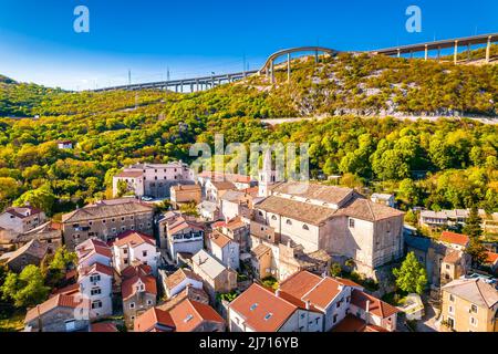 Città storica di Bakar nella baia di Kvarner sotto la vista dell'autostrada, costa adriatica della Croazia Foto Stock