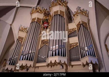 Gdansk,PL-15 Mar 22: Close shot di organo storico della chiesa della bella chiesa parrocchiale di nostra Signora, Regina della Corona Polacca a Gdansk da via Polanki Foto Stock