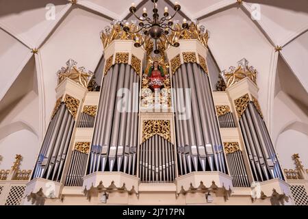 Gdansk,PL-15 Mar 22: Close shot di organo storico della chiesa della bella chiesa parrocchiale di nostra Signora, Regina della Corona Polacca a Gdansk da via Polanki Foto Stock
