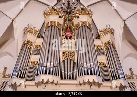 Gdansk,PL-15 Mar 22: Close shot di organo storico della chiesa della bella chiesa parrocchiale di nostra Signora, Regina della Corona Polacca a Gdansk da via Polanki Foto Stock