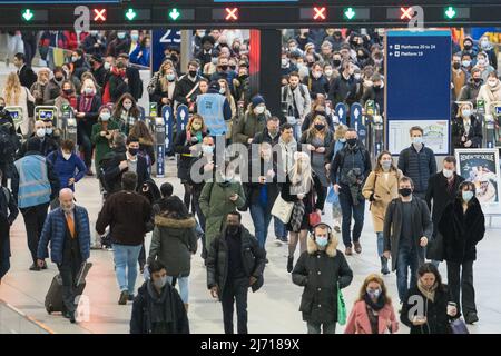 Foto di archivio datata 27/01/22 dei pendolari alla stazione di Waterloo, a Londra. L'aumento dei costi di viaggio ha indotto molti lavoratori a riconsiderare il trasferimento in ufficio, anche se le cose possono cambiare in inverno a causa di bollette di riscaldamento elevate, la nuova ricerca suggerisce. Data di emissione: Giovedì 5 maggio 2022. Foto Stock