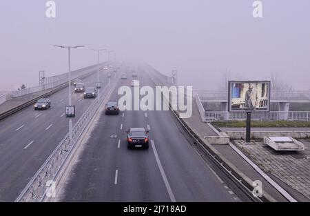 Autostrada in nebbia, Nuselský Most (Ponte Nusle) a Praga Repubblica Ceca. Foto Stock