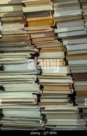 Mucchi di vecchi libri usati background, ritorno a scuola, università, concetto universitario Foto Stock