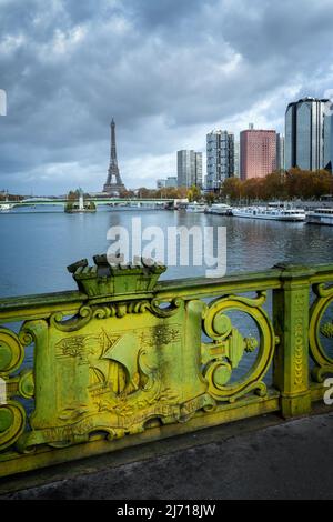 Torre Eiffel, vista da Pont Mirabeau con lo stemma della città di Parigi Francia Foto Stock