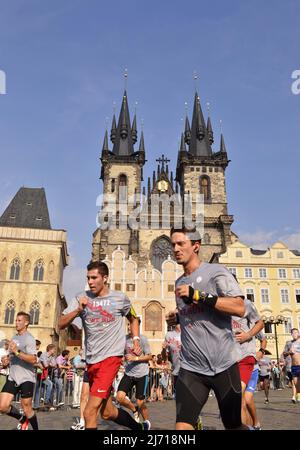 Noi gestiamo Praga 2013, concorrenti al concorso annuale di corsa nella Città Vecchia di Praga Repubblica Ceca. Foto Stock