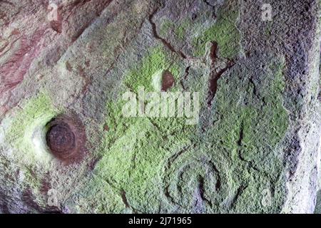 Sculture preistoriche e paleocristiane e marcature della coppa di bronzo nella Scoor Cave sull'isola di Mull Foto Stock