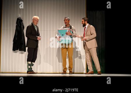 Peter Bause, Gregor von Holdt und Manolo Palma bei der Fotoprobe zu dem Theaterstück MONSIEUR CLAUDE Teil 2 im Schlosspark Theatre, Berlino. Berlino 04. Foto Stock