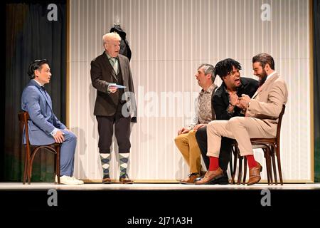 Maverick Quek, Gregor von Holdt , Peter Bause, Philip Bender und Manolo Palma bei der Fotoprobe zu dem Theaterstück MONSIEUR CLAUDE Teil 2 im Schlossp Foto Stock