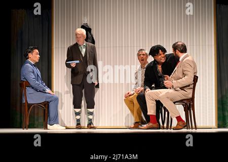 Maverick Quek, Gregor von Holdt , Peter Bause, Philip Bender und Manolo Palma bei der Fotoprobe zu dem Theaterstück MONSIEUR CLAUDE Teil 2 im Schlossp Foto Stock