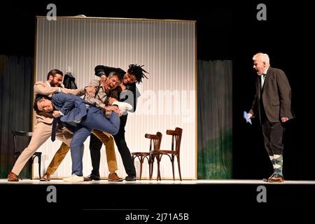 Manolo Palma, Gregor von Holdt, Maverick Quek, Philip Bender und Peter Baue bei der Fotoprobe zu dem Theaterstück MONSIEUR CLAUDE Teil 2 im Schlosspa Foto Stock