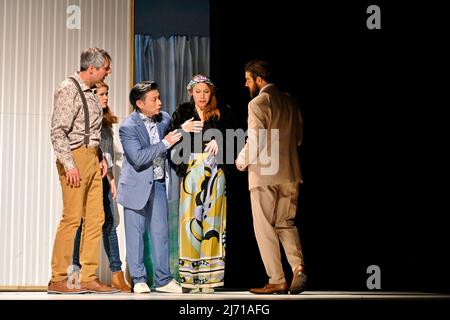 Gregor von Holdt, Debora Weigert, Maverick Quek , Ina Piontek und Manolo Palma bei der Fotoprobe zu dem Theaterstück MONSIEUR CLAUDE Teil 2 im Schloss Foto Stock