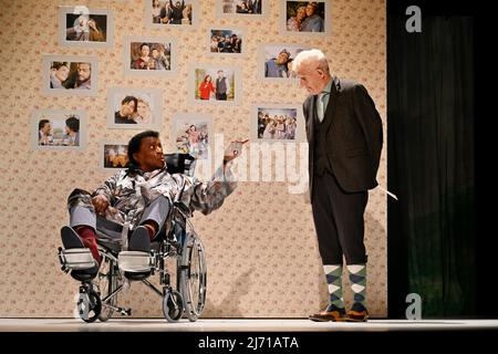 Peter Baue und Roberto Blanco bei der Fotoprobe zu dem Theaterstück MONSIEUR CLAUDE Teil 2 im Schlosspark Theatre, Berlino. Berlino 04.05.2022 Foto Stock