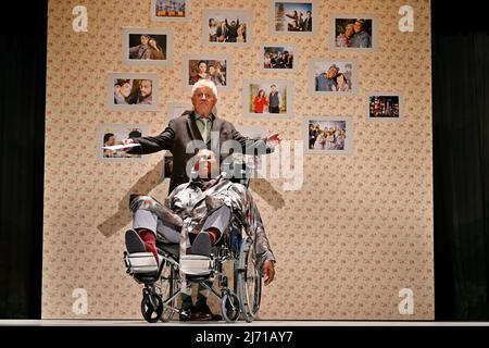 Peter Baue und Roberto Blanco bei der Fotoprobe zu dem Theaterstück MONSIEUR CLAUDE Teil 2 im Schlosspark Theatre, Berlino. Berlino 04.05.2022 Foto Stock