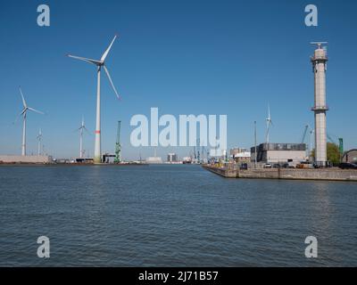 Anversa, Belgio, 17 aprile 2022, panoramica del porto di Anversa dal Ponte della Siberia Foto Stock