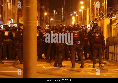 05 maggio 2022, Hessen, Francoforte sul meno: Gli ufficiali della polizia si trovano vicino a un pub alla stazione centrale dove si sono riuniti i tifosi del West Ham United. Foto: --/5vision Media /dpa Foto Stock