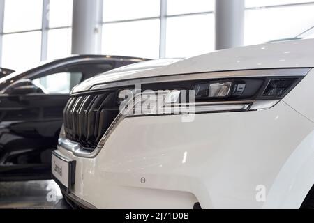 Russia, Izhevsk - 17 febbraio 2022: Showroom KIA. Nuove auto moderne nello showroom dei concessionari. Famoso marchio mondiale. Trasporto moderno. Foto Stock