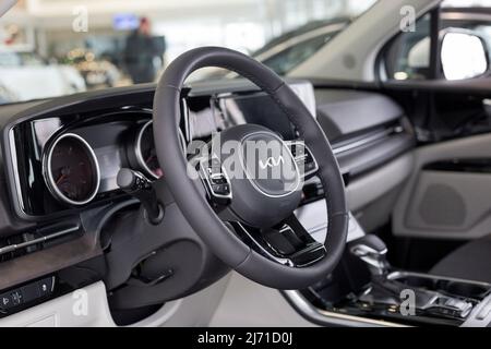 Russia, Izhevsk - 17 febbraio 2022: Showroom KIA. Interni della nuova moderna vettura Carnival Crossvan con cambio automatico. Famoso marchio mondiale. Foto Stock