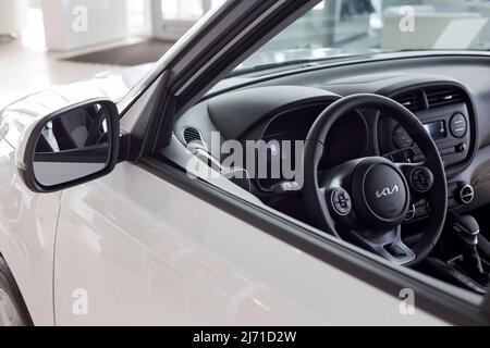 Russia, Izhevsk - 17 febbraio 2022: Showroom KIA. Interni della nuova vettura Soul moderna con cambio automatico. Famoso marchio mondiale. Trasporto moderno Foto Stock